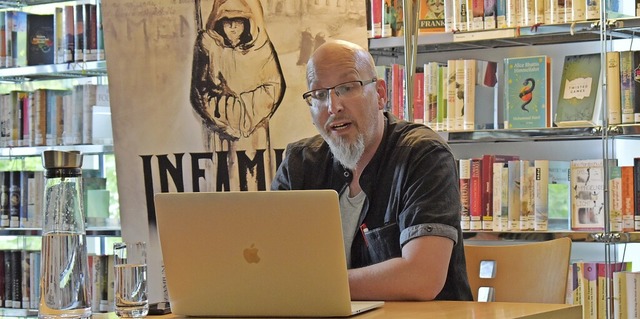 Marc Weissenberger bei der Lesung seines Romans in der Wehrer Mediathek.   | Foto: Hrvoje Miloslavic