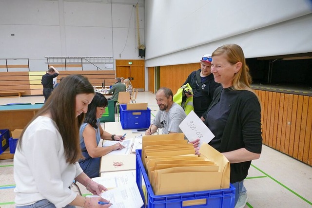 Beim Auszhlen der Stimmen in Grenzach-Wyhlen  | Foto: Sebastian Kurtenacker