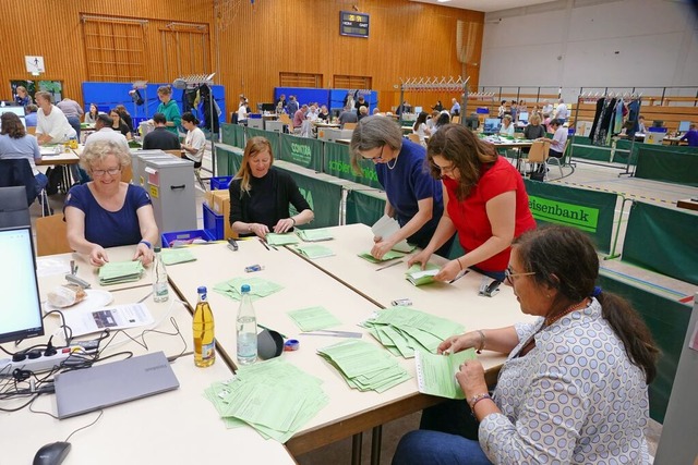 Viele Wahlhelferinnen und -helfer, hie...atz, um die Kreistagswahl auszuzhlen.  | Foto: Sebastian Kurtenacker