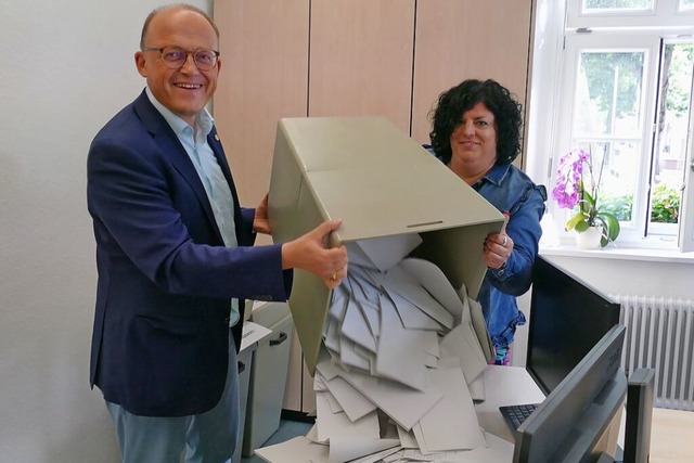 Auszhlung im Bad Krozinger Rathaus mi... Norbert Bekermann und Sandra Trinkler  | Foto: Frank Schoch