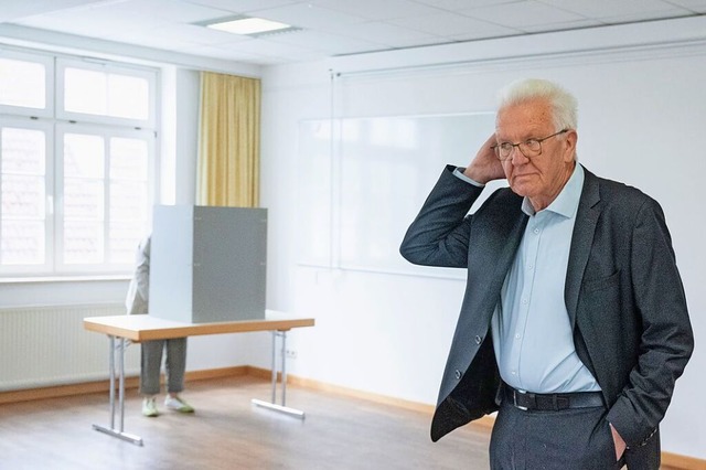 Ministerprsident  Kretschmann in einem Wahlraum in Sigmaringen  | Foto: Marijan Murat (dpa)