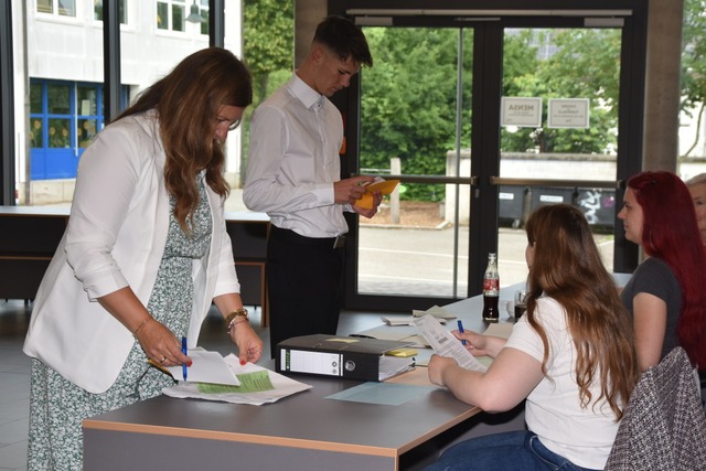 Viel zu tun hatten die Wahlhelfer am M... die Wahlbeteiligung bei 67,2 Prozent.  | Foto: Andrea Steinhart