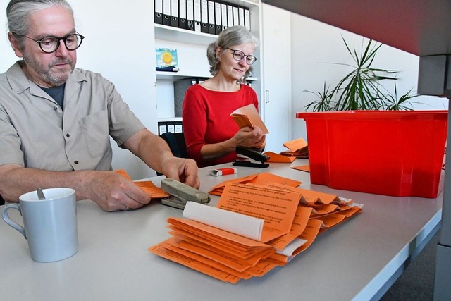 Konzentriertes Auszhlen der Stimmzett...ratswahl im Rathaus, links Gerd Haasis  | Foto: Barbara Ruda