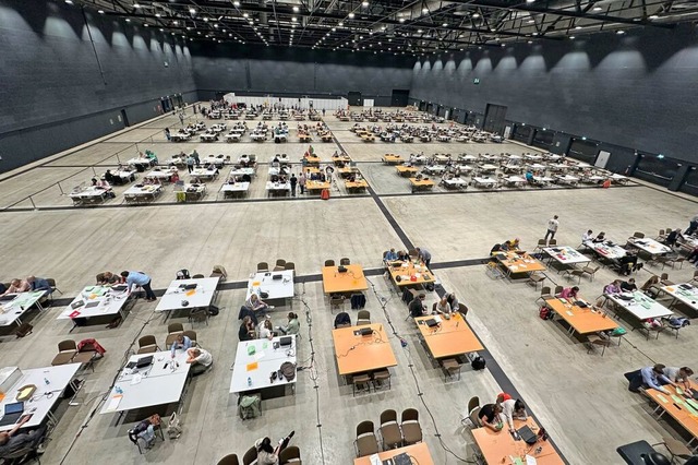 In der Edeka-Arena wurde bis in den Abend hinein ausgezhlt.  | Foto: Helmut Seller