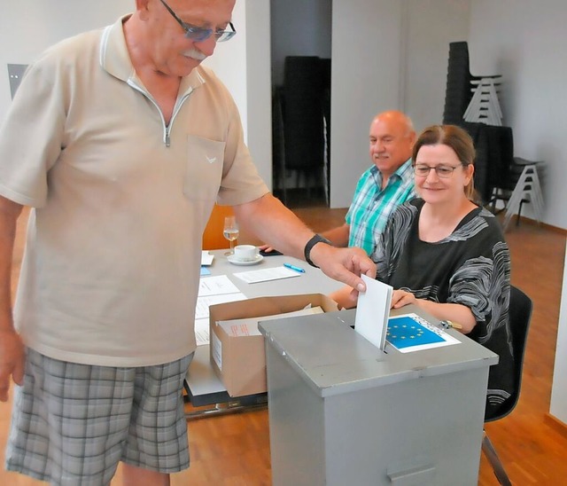 Der Wahlbeteiligung in Vogtsburg war a...n Graner an der Wahlurne in Achkarren.  | Foto: Sebastian Ehret