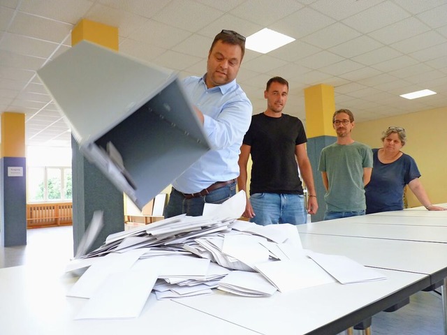 Wahlhelfer leeren am Sonntag um 18.10 ...hule. Links: Wahlvorstand Felix Hring  | Foto: Dirk Sattelberger