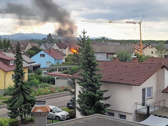 In einem Wohngebiet in Teningen steht ein Haus in Flammen.  | Foto: Christine Hoffmann
