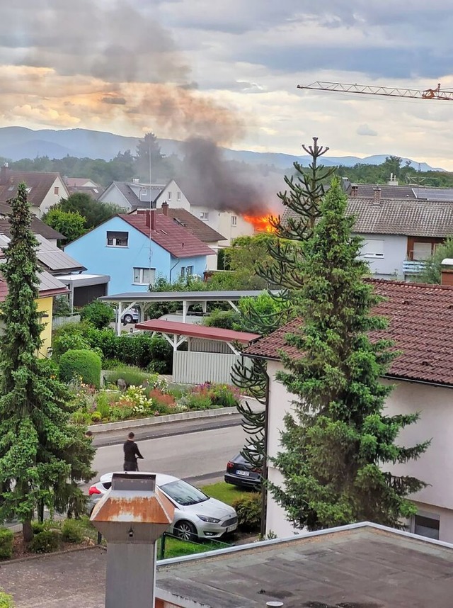 In einem Wohngebiet in Teningen steht ein Haus in Flammen.  | Foto: Christine Hoffmann