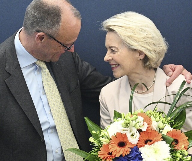 Blumen fr die EU-Kommissionsprsident...riedrich Merz und Ursula von der Leyen  | Foto: Sebastian Gollnow (dpa)