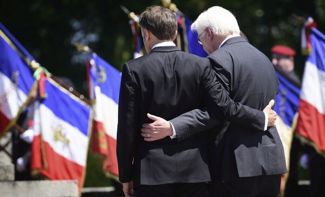 Arm in Arm: Emmanuel Macron und Frank-Walter Steinmeier    | Foto: Bernd von Jutrczenka (dpa)