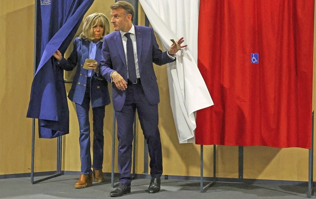 Wo geht&#8217;s knftig lang? Nach der...Prsident Macron baldige Neuwahlen an.  | Foto: Hannah McKay (dpa)