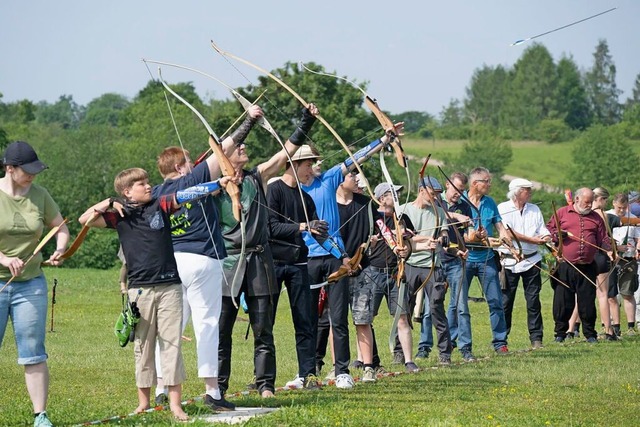 Beim Clout-Bogenschieen werden die Pf...urch die Luft auf das Ziel geschossen.  | Foto: Volker Mnch