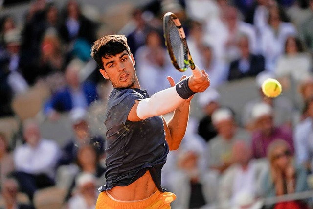 Carlos Alcaraz aus Spanien hat am Sonn... Open in Paris gegen Alexander Zverev.  | Foto: Thibault Camus (dpa)