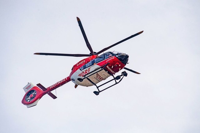 Ein Rettungshubschrauber flog den Verletzten in die Uni-Klinik nach Freiburg.  | Foto: Stefan Sauer (dpa)