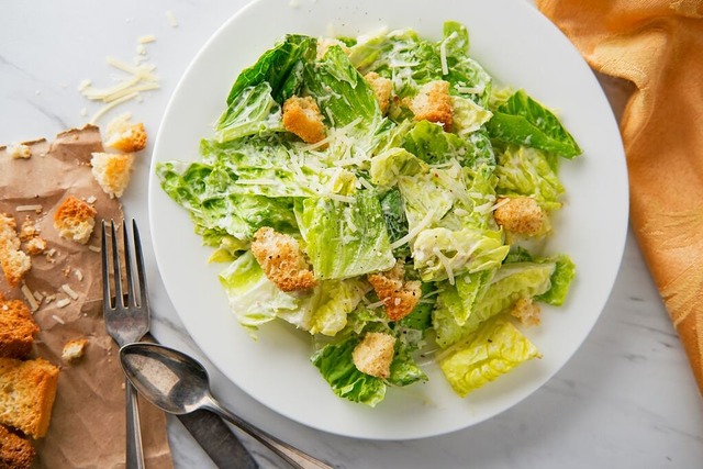 In seiner Urform ist der Caesar Salad ...h: Salat, Crotons und   Parmesanspne  | Foto: Ezume Images (stock.adobe.com)