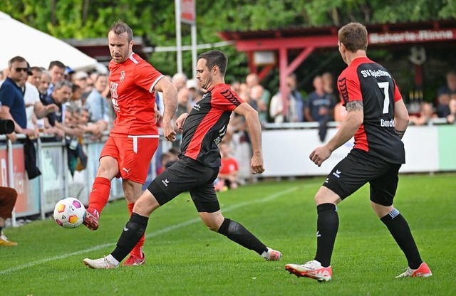 Christian Ophoven (links) spielt mit d...t das Hinspiel im Auggener Lettenpark.  | Foto: Achim Keller