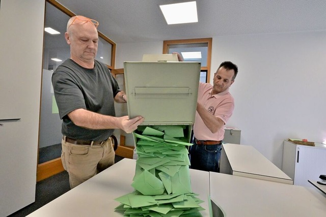 Zwei Wahlhelfer schtten in Vrstetten... aus, damit sie gezhlt werden knnen.  | Foto: Markus Zimmermann