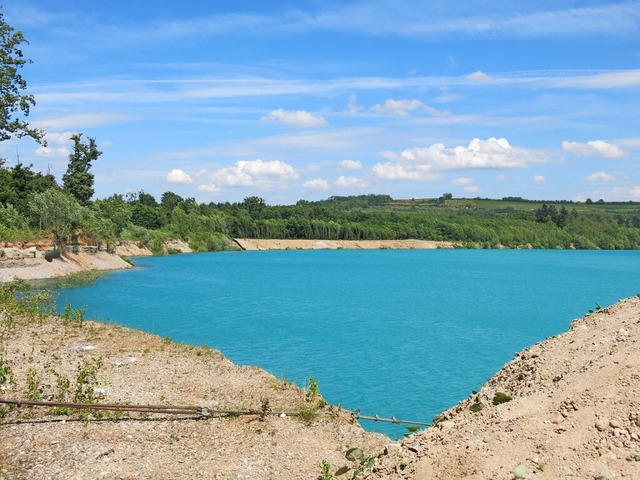 An einigen Stellen wird das Baden am bis zu 80 Meter tiefen See geduldet.  | Foto: Claudia Mller