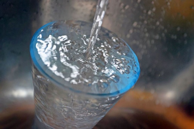 In Denzlingen knnen die Menschen wied...kenlos Wasser aus der Leitung trinken.  | Foto: Karl-Josef Hildenbrand (dpa)