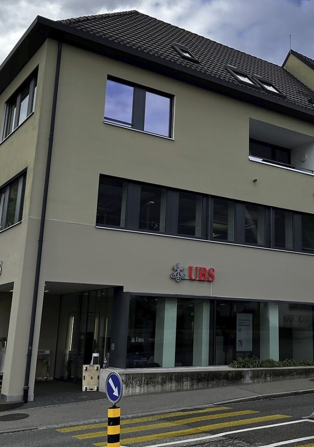 Die bisherige Filiale der Credit Suisse jetzt mit UBS-Signet.  | Foto: Valentin Zumsteg