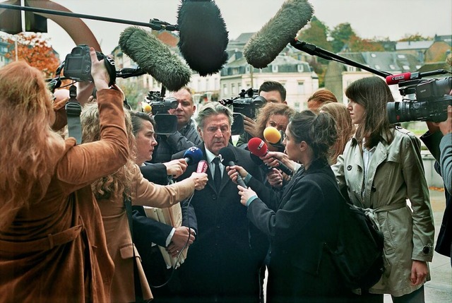 Der Anwalt Franois (Daniel Auteuil) im Mittelpunkt des Interesses  | Foto: Kris Dewitte/Arsenal