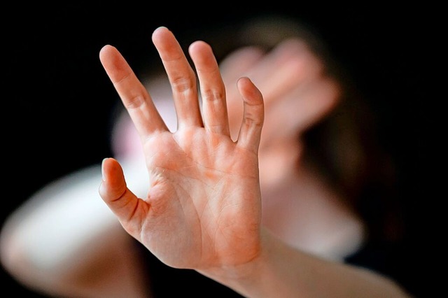 Husliche Gewalt trifft vor allem Frau...en sind drei von vier Opfern weiblich.  | Foto: Fabian Sommer (dpa)