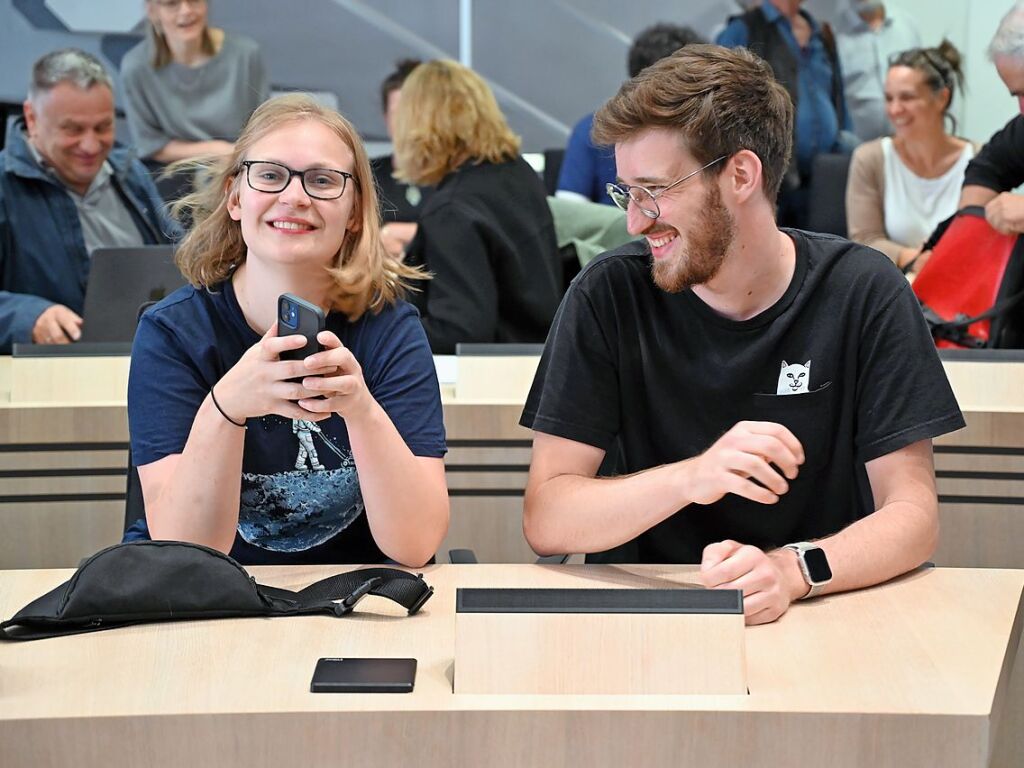 Junges Freiburg freut sich ber zwei gehaltene Sitze: Sophia Kilian und Julian Schreck.