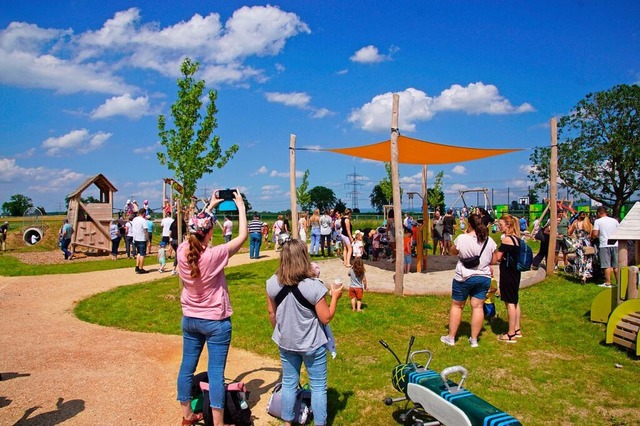 Der Andrang auf dem neuen Spielplatz i...fr die Kinder und Eltern kein Halten.  | Foto: Ilona Hge