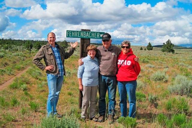 Urban Himmelsbach (von links) mit Elle... Fehrenbacher Ranch in Central Oregon.  | Foto: privat