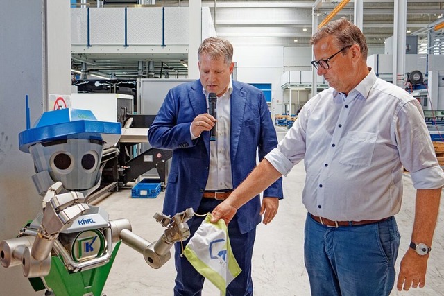 Minister Peter Hauk und Unternehmer Ha...r beim Firmenrundgang mit Roboter Karl  | Foto: Ruth Seitz