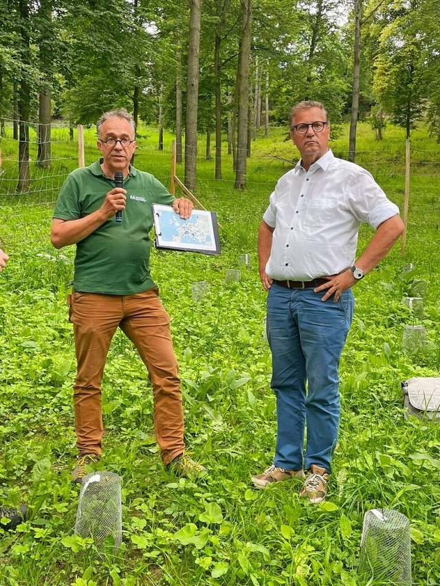 Im Liliental informierte sich Minister...uk (rechts) ber resistente Baumarten.  | Foto: Mario Schneberg