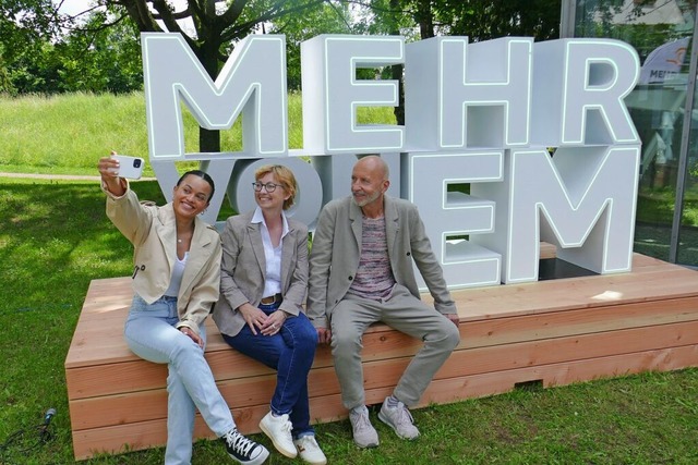 So geht Selfie: Soraya Trscher und Fr...on der Stadt Emmendingen in die Mitte.  | Foto: Philipp Peters