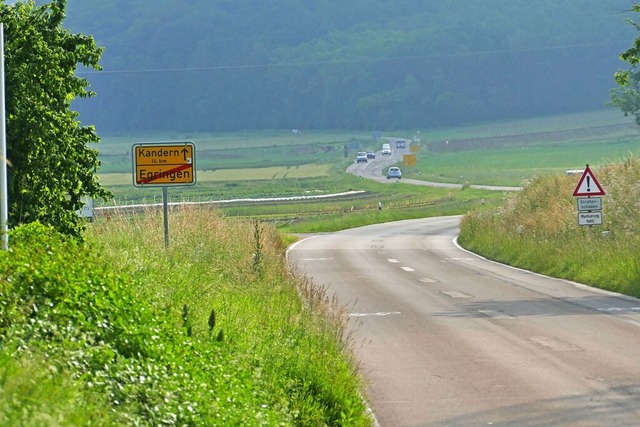 Am Ortsausgang von Egringen Richtungen...der Landstrae eine berquerungshilfe.  | Foto: Ulrich Senf