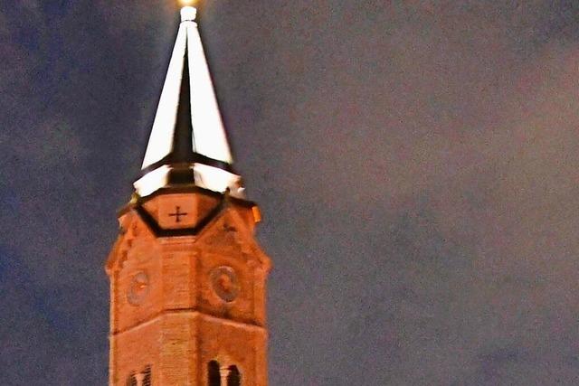 Das neue Licht am Kirchturm von St. Bonifatius in Lrrach soll fr mehr Sicherheit sorgen
