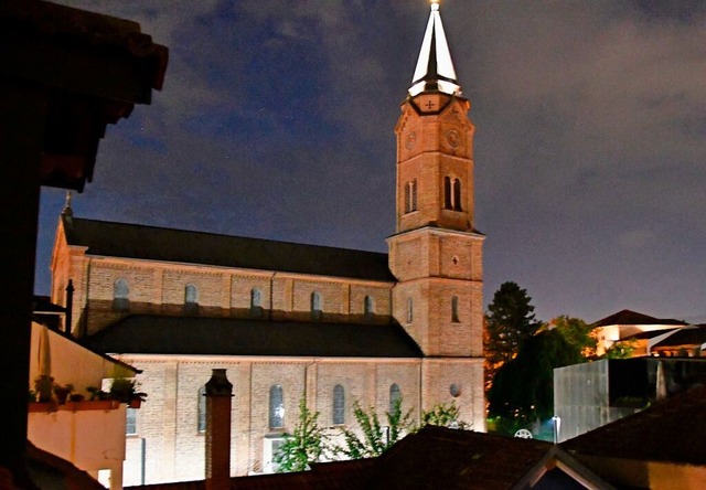 Die Turmspitze der St. Bonifatiuskirche  hat eine neue Beleuchtung.  | Foto: Barbara Ruda