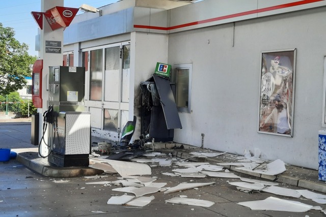 Ein freistehender Geldautomat an einer...um Mittwoch offenbar gesprengt worden.  | Foto: Hannes Lauber