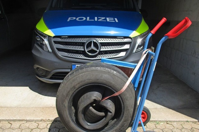 Einer der Altreifen  | Foto: Wasserschutzpolizei