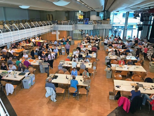 An jedem Tisch im Brgersaal wird ein anderer Wahlkreis ausgezhlt.  | Foto: Boris Burkhardt
