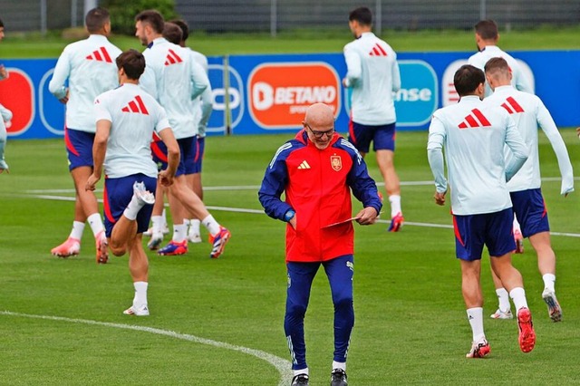 Manchmal lsst Spaniens Trainer Luis d...schen Vorbereitung ndert das nichts.   | Foto: IMAGO/J.J. Guillen