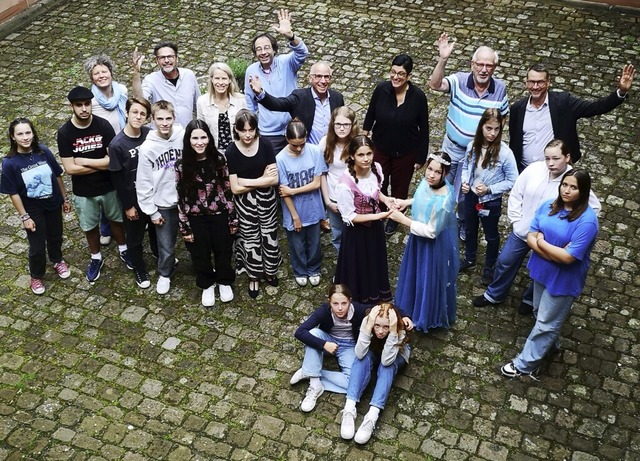 Schauspielerinnen, Schauspieler sowie ... des &#8222;Superhelden&#8220;-Abends.  | Foto: Ralf Burgmaier