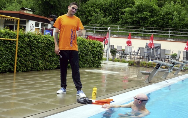 Timo Schweitzer (stehend) ist der neue Mann im Freibad Lenzkirch.  | Foto: Eva Korinth