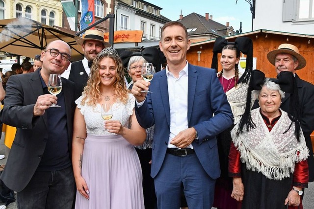 Thomas Wagner (von links), Weinprinzes...eten mit Trachtentrgern das Weindorf.  | Foto: Barbara Ruda