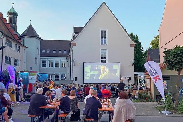 200 Menschen genieen das Open Air Kino in der Kenzinger Altstadt