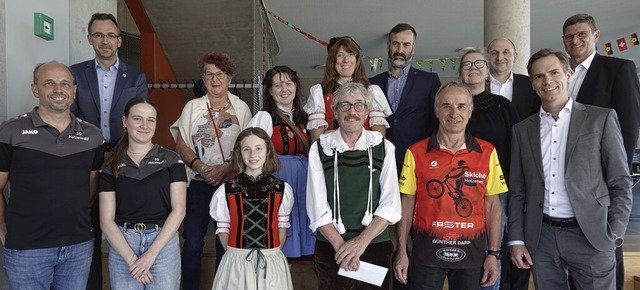 Die Herrischrieder Vereine freuten sic...ner sowie Martin Volz (hinten rechts).  | Foto: Hans-Jrgen Sackmann