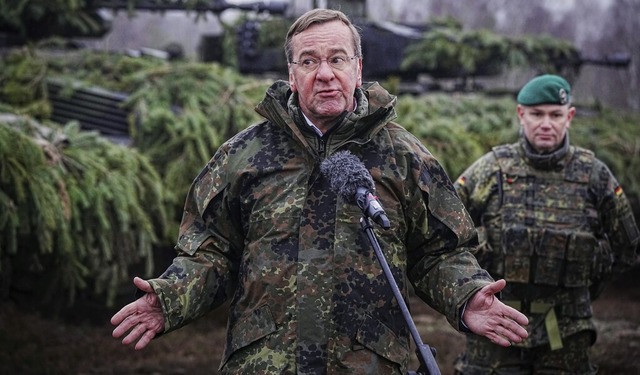 Der Verteidigungsminister im Januar 20...m Truppenbungsplatz in Sachsen-Anhalt  | Foto: Kay Nietfeld (dpa)