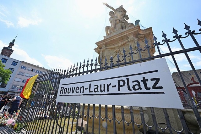 Ein Schild gedenkt dem getteten Polizisten am Mannheimer Marktplatz.  | Foto: Bernd Weibrod (dpa)