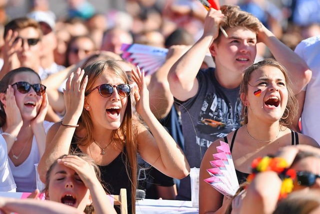 Viele Fans mgen es am liebsten, in Ge...iel (hier bei der WM 2018) auszuleben.  | Foto: Uwe Anspach (dpa)