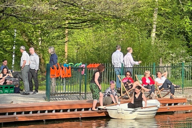 Gut festhalten: Im Ruderboot kann es ganz schn wackelig hergehen.  | Foto: Quirin Weninger