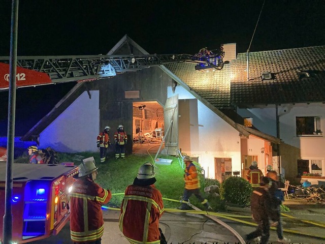 Die Flammen schlugen zeitweise aus dem Dach.  | Foto: Feuerwehr Laufenburg