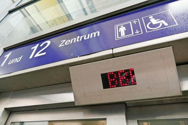Fahrstuhl am Bad Krozinger Bahnhof ist auer Betrieb